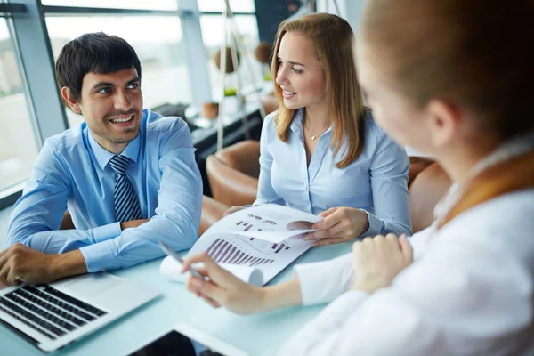 Empresarios discutiendo estrategia o datos —  Fotos de Stock