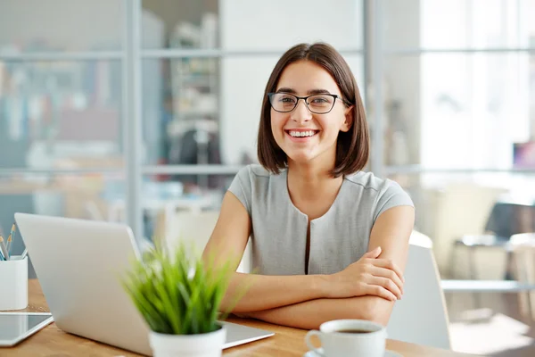 Female manager looking at camera — Stock Photo, Image