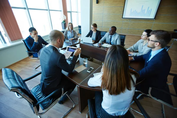 Los empleados discuten ideas en la reunión — Foto de Stock