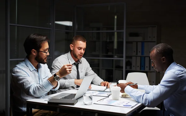 Three businessmen working late in office — Stock Photo, Image