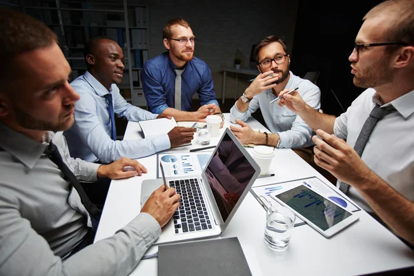 Ocupado gestiona discutir nuevo proyecto — Foto de Stock