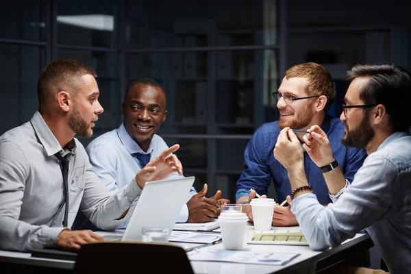 Workaholics discussing plans for tomorrow — Stock Photo, Image