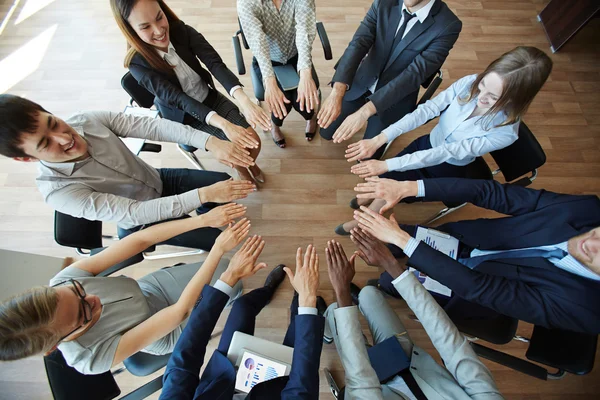 Geschäftsleute machen Kreis aus Palmen — Stockfoto