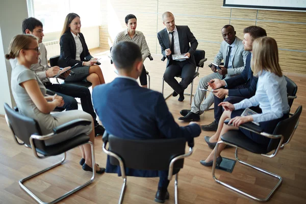 Empresários durante reunião . — Fotografia de Stock