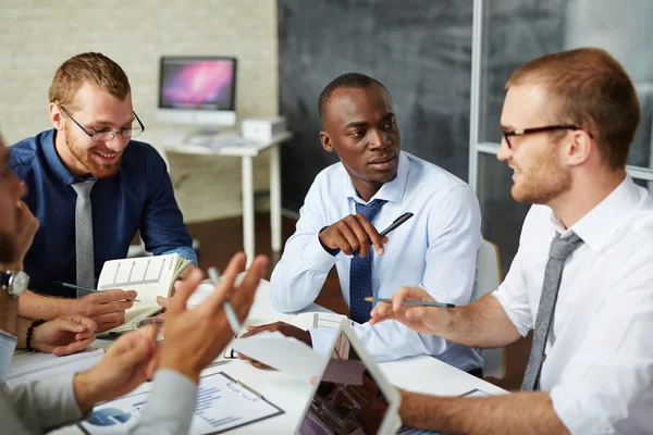 Affärsmän som diskuterar nya strategi att arbeta — Stockfoto