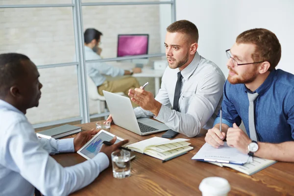 Businessmen brainstorming ideas in office — Stock Photo, Image