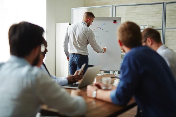 Affärsman skissa på whiteboard — Stockfoto