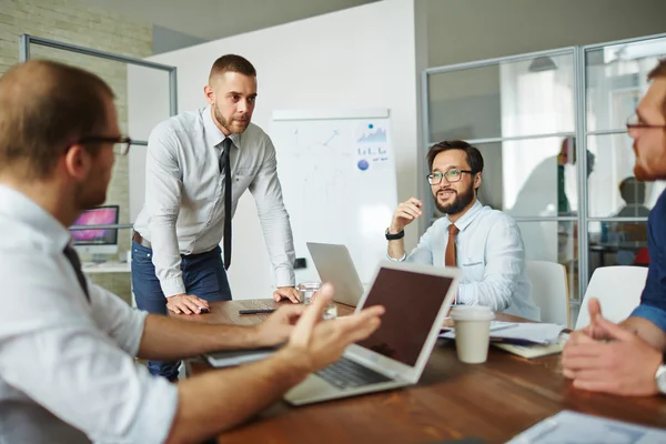 Ondernemers ideeën bespreken tijdens de bijeenkomst. — Stockfoto