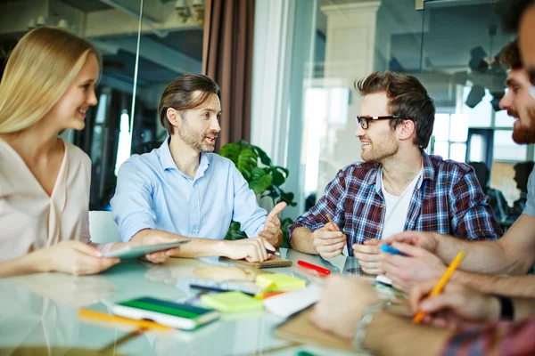 Empresarios discutiendo planes en la mesa — Foto de Stock