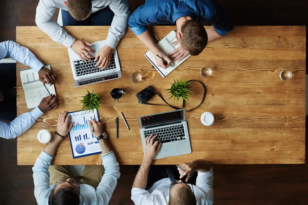 Co-workers planning and entering data — Stock Photo, Image