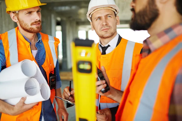 Professionnels lors d'une réunion sur le chantier — Photo