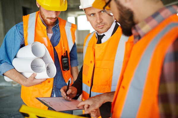 Инспекторы обсуждают проект нового строительства
 