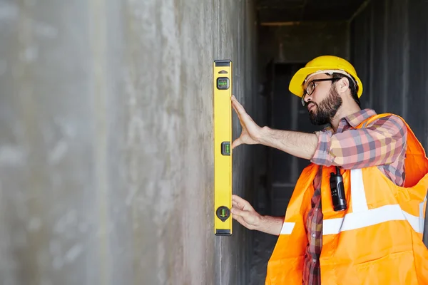 Nivel de medición del inspector de pared — Foto de Stock