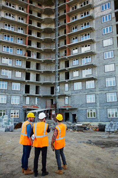 Инспекторы, изучающие строительство зданий
