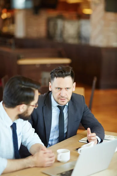 Les hommes d'affaires pendant la pause café . — Photo