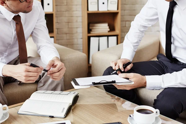 Parceiros de negócios assinando um contrato — Fotografia de Stock