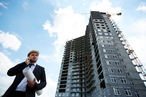 Inversionista moderno llamando por nuevo edificio — Foto de Stock