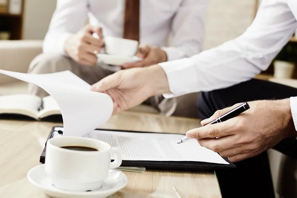 Empresário que assina um contrato à mesa — Fotografia de Stock