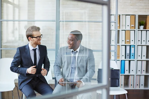 Empregados discutindo questões de negócios — Fotografia de Stock