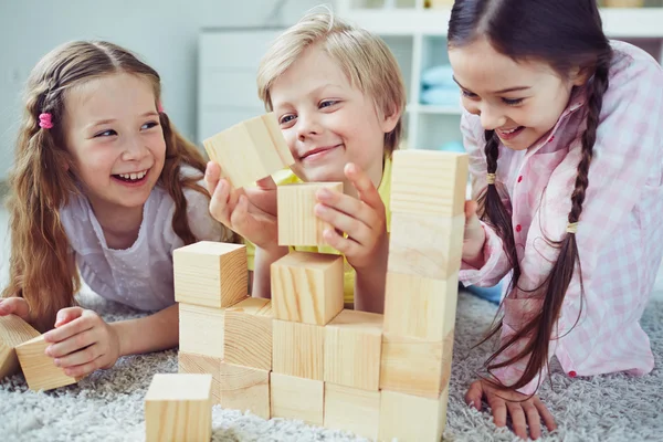 木製のブロックを幼稚園で遊ぶ子どもたち — ストック写真