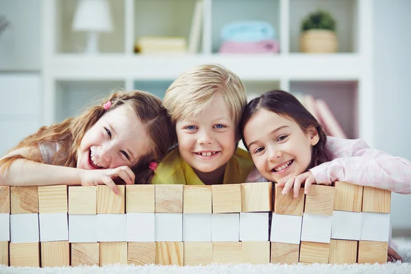 Boldog gyerekek fa tégla — Stock Fotó