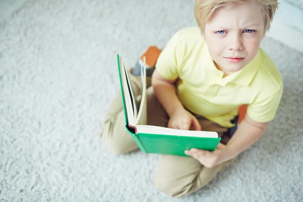 Αγόρι διαβάζοντας το βιβλίο στο πάτωμα — Φωτογραφία Αρχείου