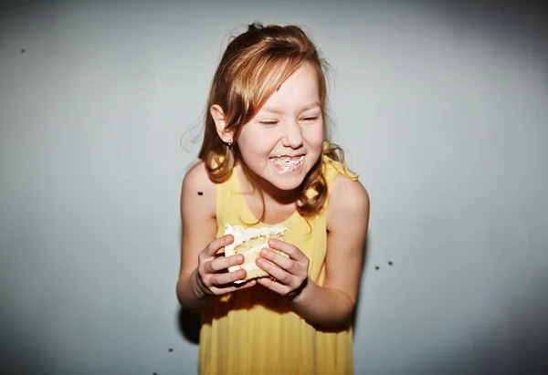 Söt flicka äter god kaka — Stockfoto