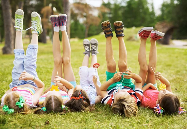 Crianças despreocupadas com pernas levantadas — Fotografia de Stock