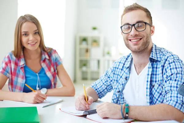 Chico feliz haciendo notas en copybook — Foto de Stock