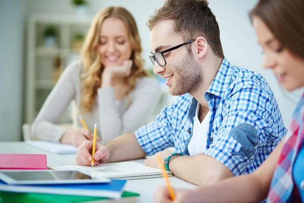 Étudiant dessiner des photos dans son carnet — Photo