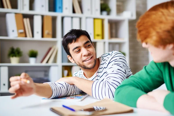 Estudiante moderno explicando —  Fotos de Stock