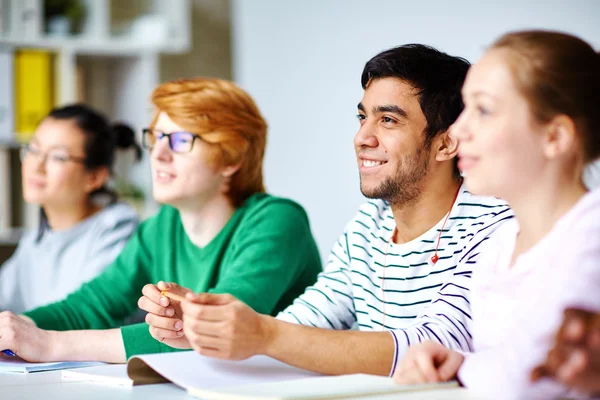 Studenti che ascoltano attentamente durante la lezione — Foto Stock