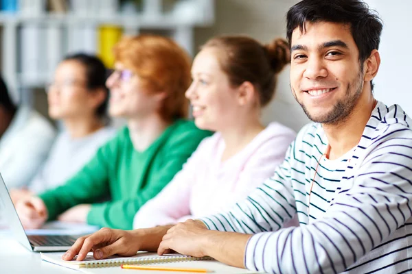 Gelukkig college student camera kijken — Stockfoto