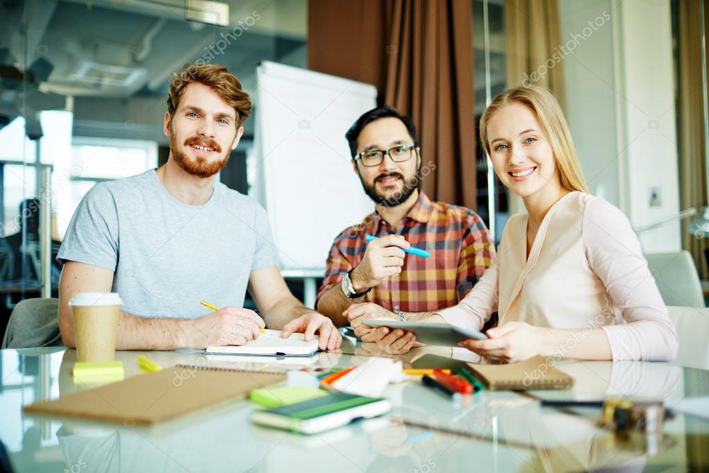 Businesspeople working in team 