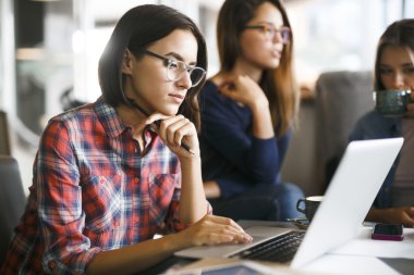 Dizüstü bilgisayar ağ desteği ile ciddi öğrenci  