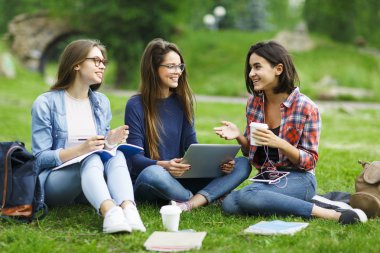 Şirin kızlar ev atama tartışıyor