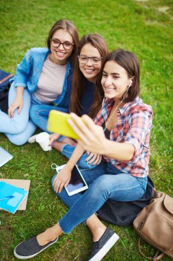 Kızlar selfie üstünde hareket eden telefon yapmak 