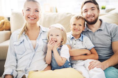 Sevgi dolu aile evde vakit 
