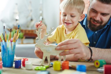 Baba ile oğlu boyama ahşap geyik