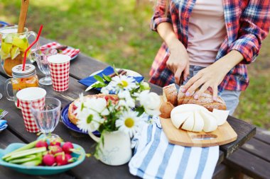 kadın kesme ekmek ve peynir