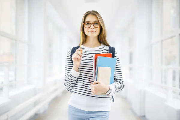 Student mit Büchern im Flur der Hochschule — Stockfoto