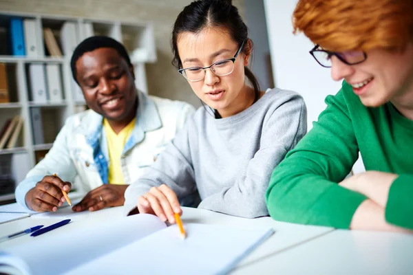 Meisje haar vrienden notities weergeven in de beurt — Stockfoto