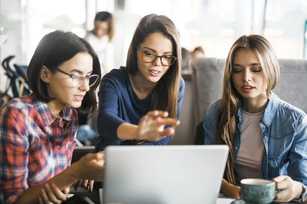 Estudiante inteligente explicando a sus amigos la tarea — Foto de Stock