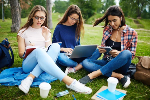 Tienermeisjes huis toewijzing uitvoeren — Stockfoto