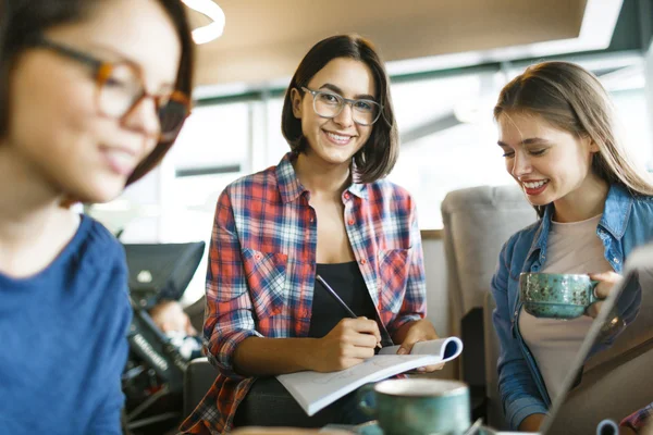 Søde studerende på college - Stock-foto