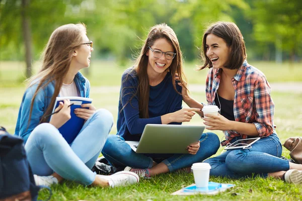 Chicas relajándose durante las vacaciones de verano — Foto de Stock