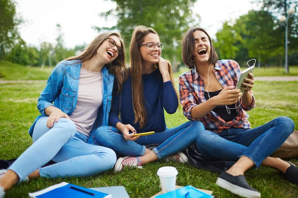 Meisjes iets grappig lachen in park — Stockfoto