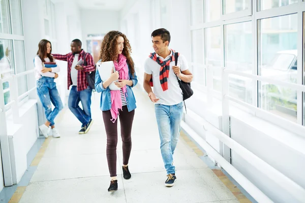 Eleverna gick nedför college korridor — Stockfoto