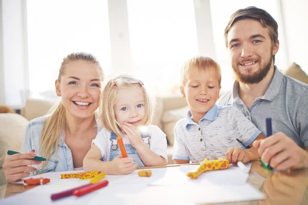 Famiglia felice che disegna insieme a casa — Foto Stock