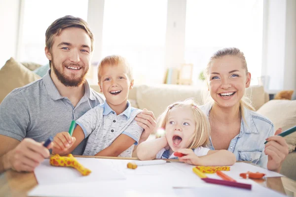 Extatisk familj ritning hemma — Stockfoto